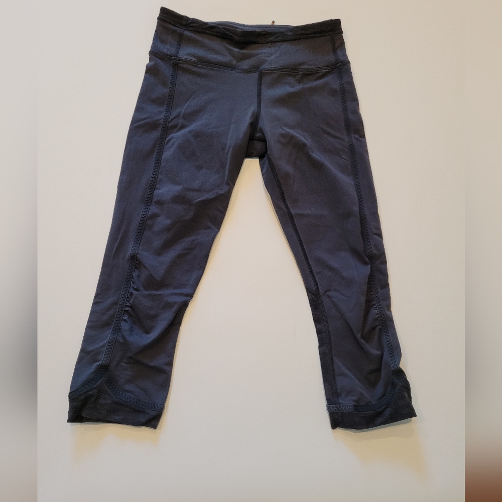 Lululemon size 4 leggings with zipper back card pocket.